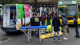 un micro atropello a un joven que intentaba cruzar la calle en 7 y 51 un micro atropello a un joven que intentaba cruzar la calle en 7 y 51