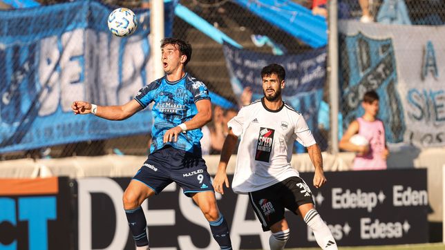 el apasionante duelo entre un arquero y delantero ex gimnasia en copa argentina