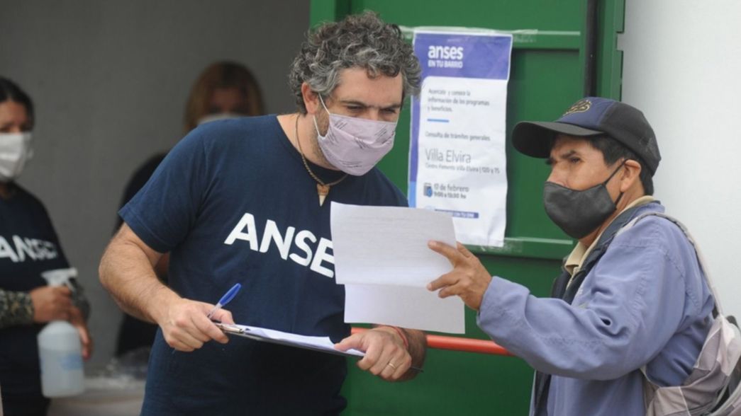 ¿Quiénes cobran el próximo lunes el bono de ANSES para el salario familiar?