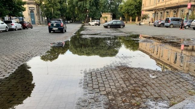 meridiano v: una perdida de agua inunda el empedrado y los vecinos lo comparan con venecia