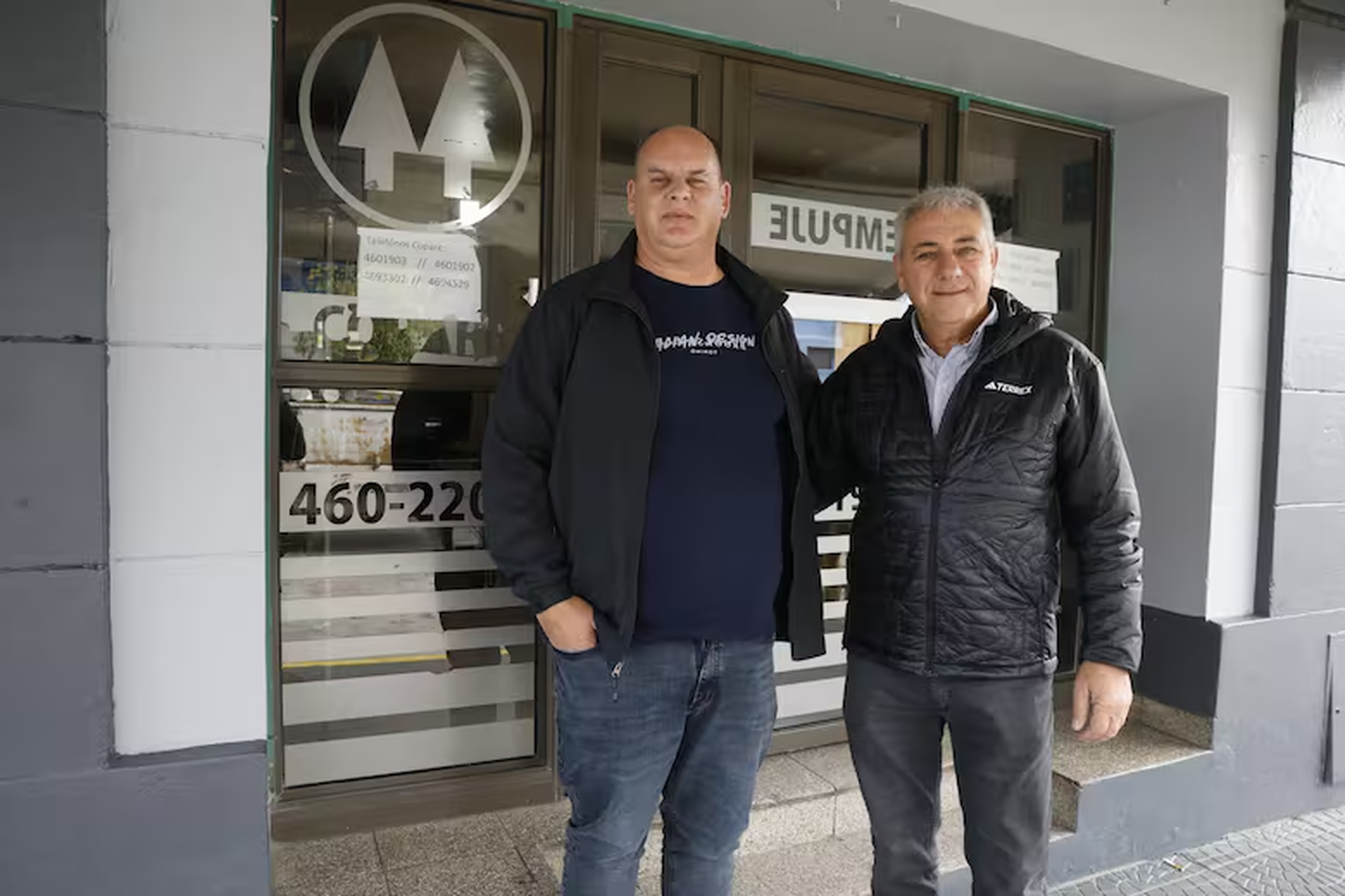 Carlos Dabalioni (der.) junto a Pablo Azcárate, uno de los miembros del programa de padrinazgo
