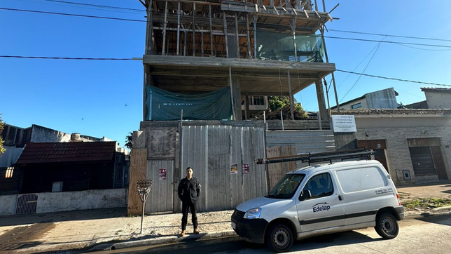 detectaron en la plata nueve edificios en construccion que estaban colgados de la luz