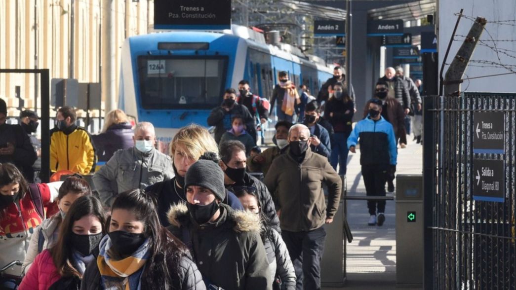Micros, trenes y aviones: ¿Quiénes pueden viajar y qué trámite deben hacer?