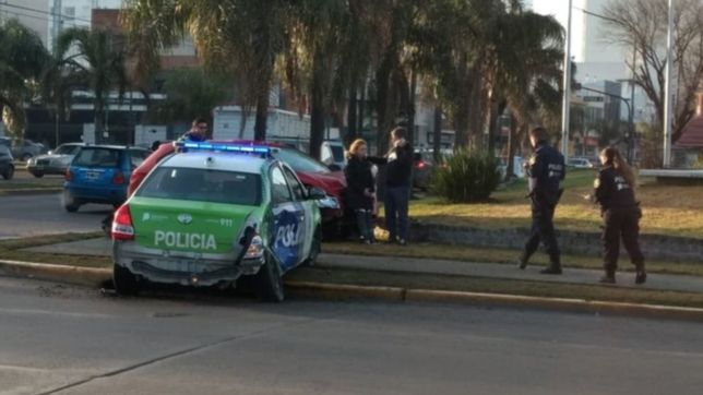 amenazas de bomba: un patrullero que iba a una escuela evacuada choco y casi provoca una tragedia