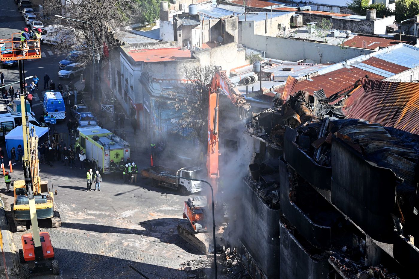 Avanza la demolición con doble frente de trabajo, más maquinaria y remoción de los pisos superiores del depósito incendiado en La Plata