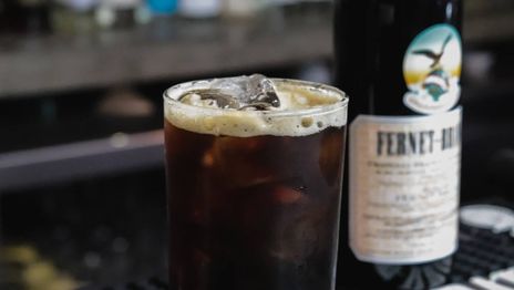 Nuevo ataque de una viuda negra en La Plata: le dio fernet a su víctima y le vació la casa