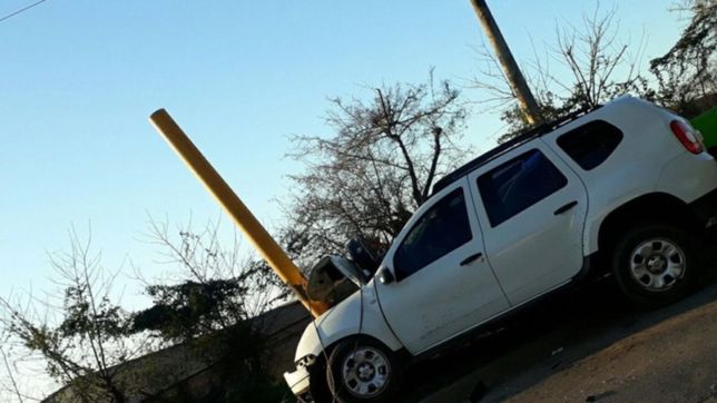 otro domingo de accidentes: perdio el control del auto y termino incrustado en un poste