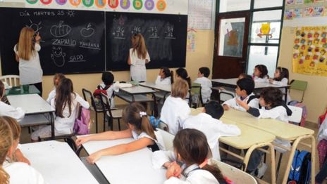 Hubo acuerdo en la paritaria nacional: ¿a cuánto se irá el salario mínimo de los docentes?