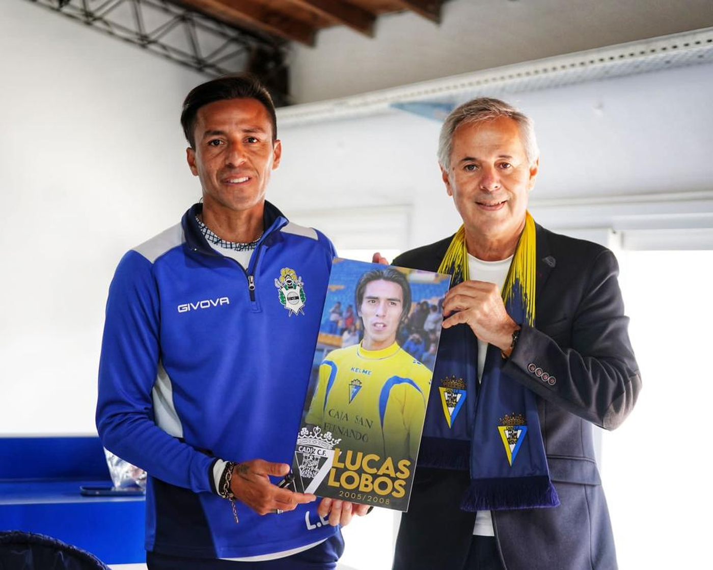 El técnico de la reserva de Gimnasia, junto al enviado del Cádiz C.F. El técnico de la reserva de Gimnasia, junto al enviado del Cádiz C.F.