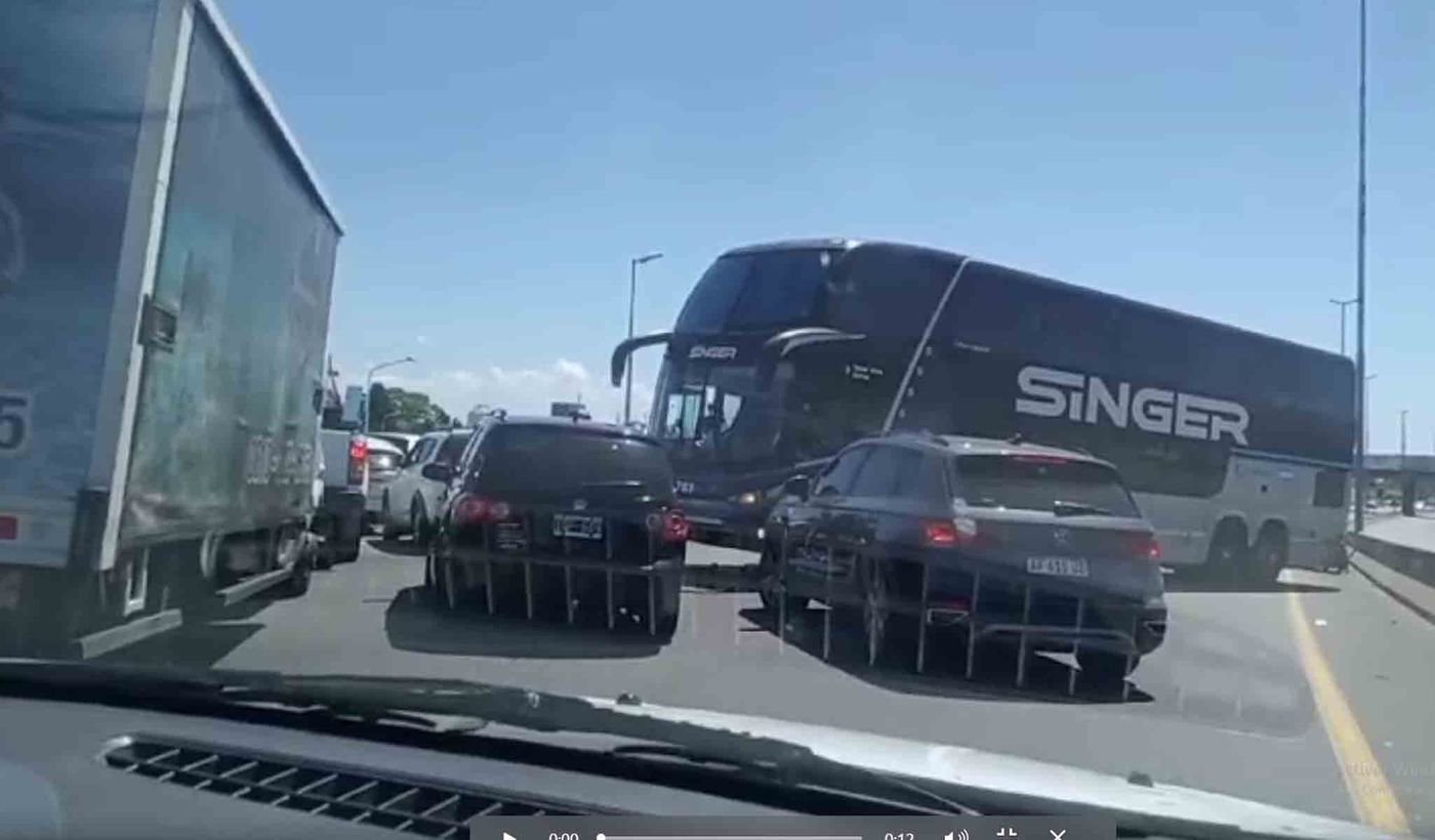 Corte en Autopista La Plata - Buenos Aires.jpg