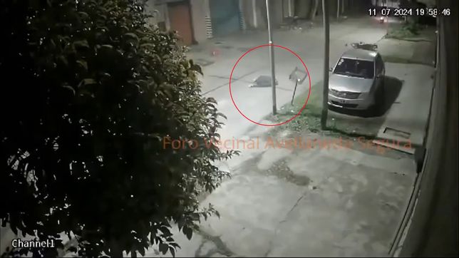 le patearon la moto para robarle, choco contra un poste y se salvo de milagro