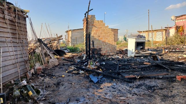 un incendio dejo a una familia de la plata en la calle y piden ayuda para la reconstruccion