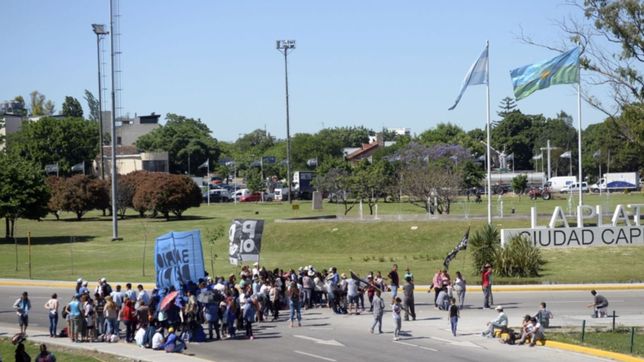en medio de la crisis y el ajuste, organizaciones sociales cortan el acceso a la autopista