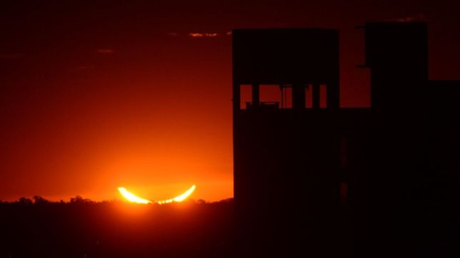 anuncian dos eclipses de sol y luna para las proximas semanas: que dias y a que hora seran