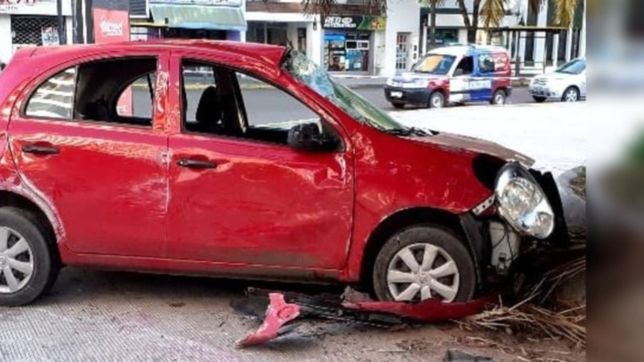 murio un joven tras estrellar su auto en una plaza en pleno centro de la plata