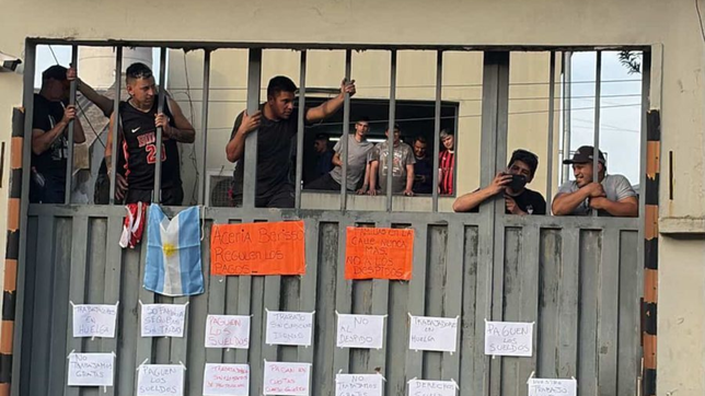 los trabajadores de acerias berisso prometen mantener su reclamo pese a las amenazas de desalojo