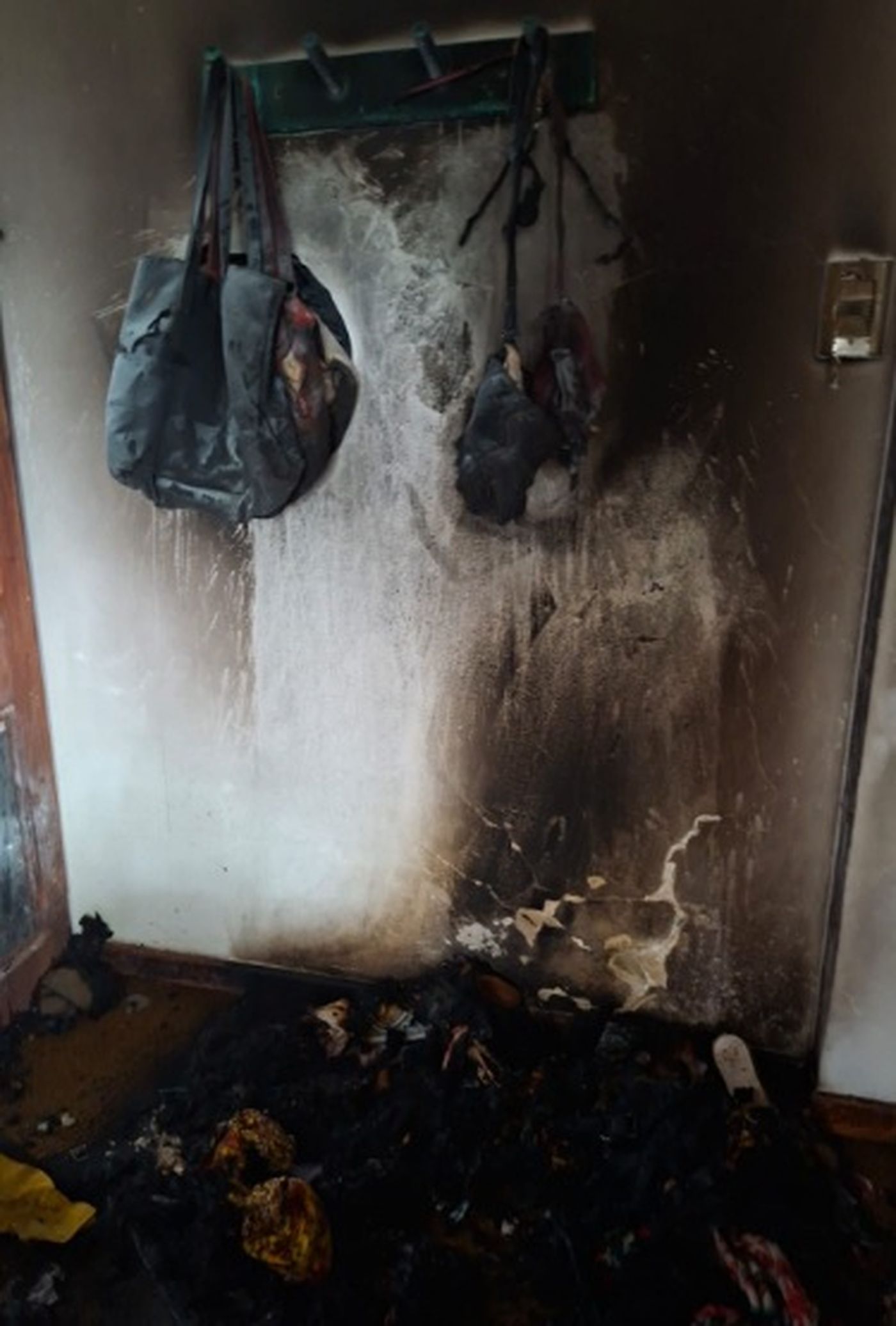 Se incendi&oacute; el interior de una casa en El Mondongo porque una ca&ntilde;ita voladora entr&oacute; por la ventana.