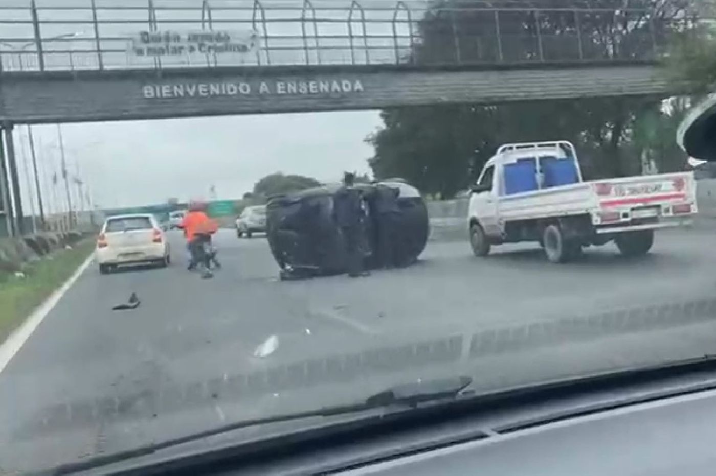vuelco autopista 2.JPG