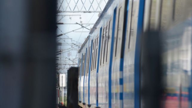 el tren roca no llega a la plata porque una persona intento tirarse de un puente