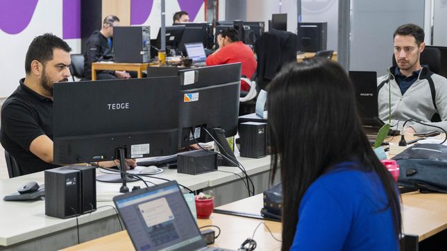 miles de empleados publicos rendiran un examen para definir si seguiran o no en el estado