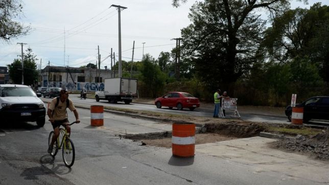 vecinos reclaman por los crateres que se multiplican en la transitada avenida 44