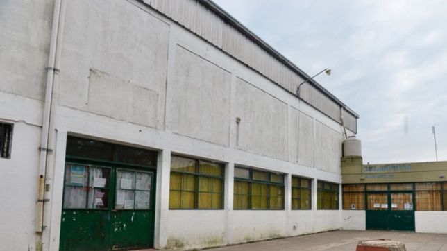 golpearon a un alumno, tiraron al director por las escaleras y escaparon sin robar nada