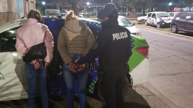 robo en manada y persecucion en la plata: cayeron tras asaltar a un joven con un cuchillo