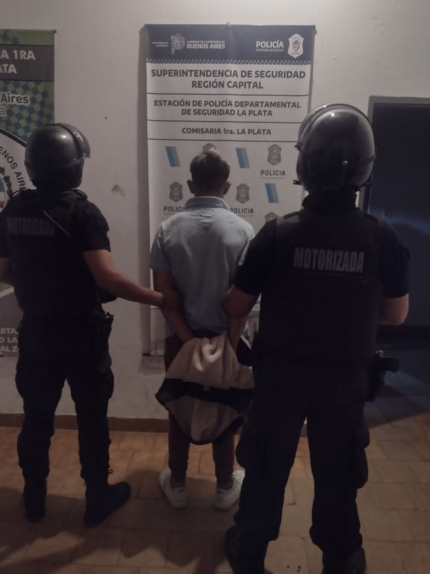 La Polic&iacute;a detuvo al joven de 18 en diagonal 74, en La Plata. Ten&iacute;a un rev&oacute;lver adentro del calzoncillo.