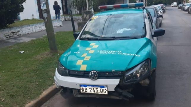 batalla campal y un movil de control urbano roto tras una fiesta clandestina en la plata