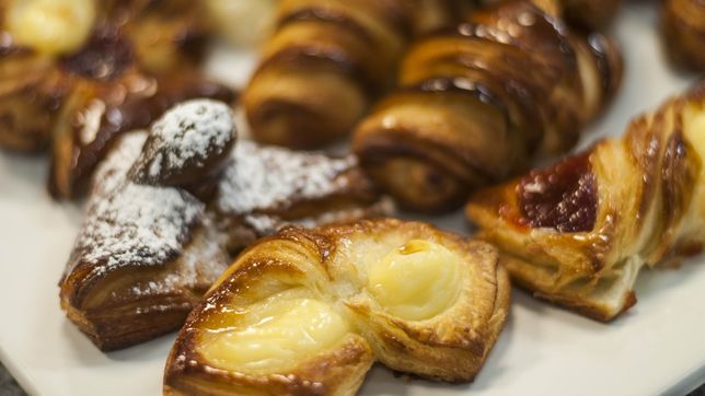 entro a una panaderia de gonnet, pidio media docena de facturas y robo toda la recaudacion