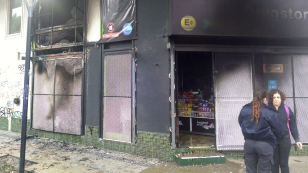 Susto y tensión en pleno centro: se incendió un local de calle 12