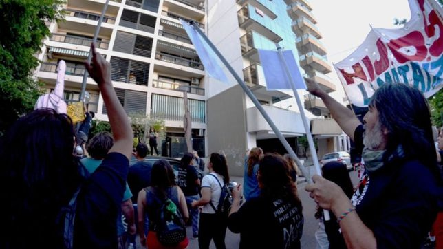 marcha y escrache a un represor condenado que cumple domiciliaria en la plata