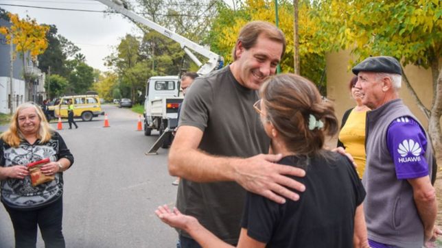 garro visito san carlos, hablo con los vecinos y superviso la colocacion de luces led