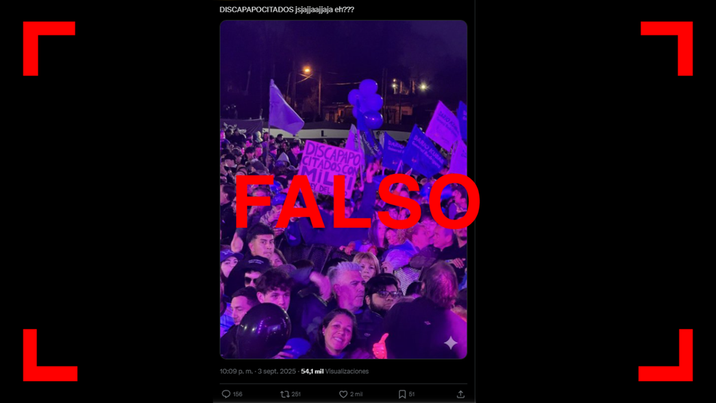 La foto de un hombre con un cartel que dice discapapocitados con Milei Virrey del Pino está editada; la original alude a la fuerza del cielo de esa localidad