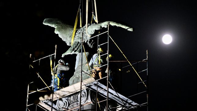 colocaron el aguila de bronce y se completo el traslado del monumento de plaza italia