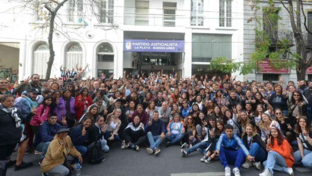 Con más de 500 personas y un mural, el PJ platense homenajeó a Eva Perón en su natalicio