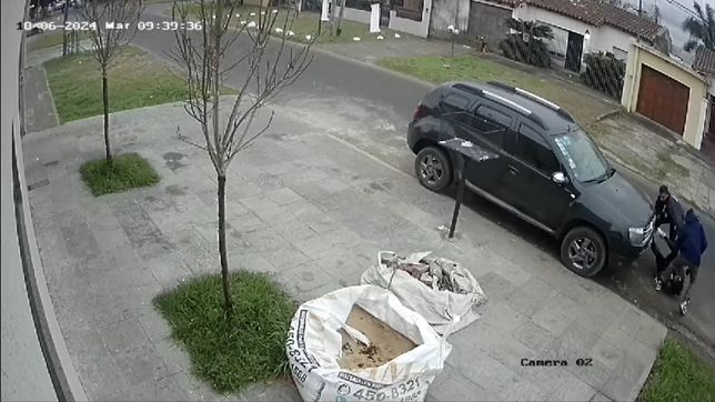 dos ladrones asaltaron a una mujer y un vecino casi los atropella con el auto cuando huian