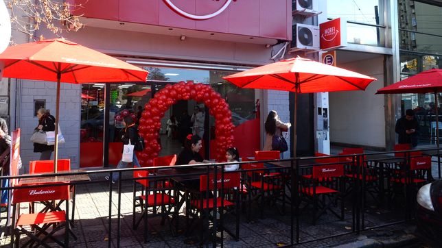 llega a la plata morfi burger, la hambugueseria creada por un futbolista que se quedo sin club