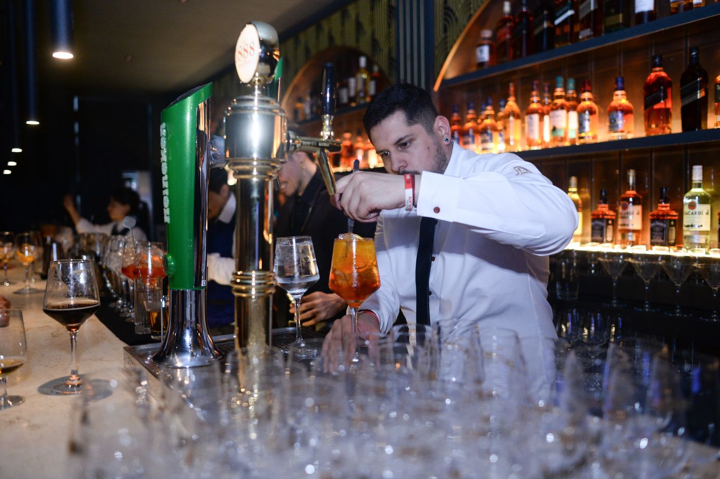 La cocteler&iacute;a de autor de John Doe Bar, liderada por Mat&iacute;as Abreu, ofrece tragos que son verdaderas obras de arte.