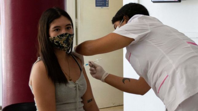 el gobierno analiza aplicar una cuarta dosis de la vacuna: ¿a quienes le tocaria?