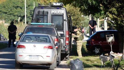 Tensión en Los Hornos: quiso matar a su expareja, se atrincheró y le disparó a la policía