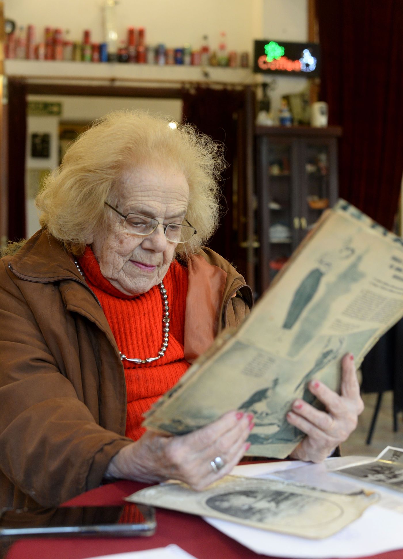 Rosa Mancuso, hoy, rememorando recortes de épocas doradas del teatro. 