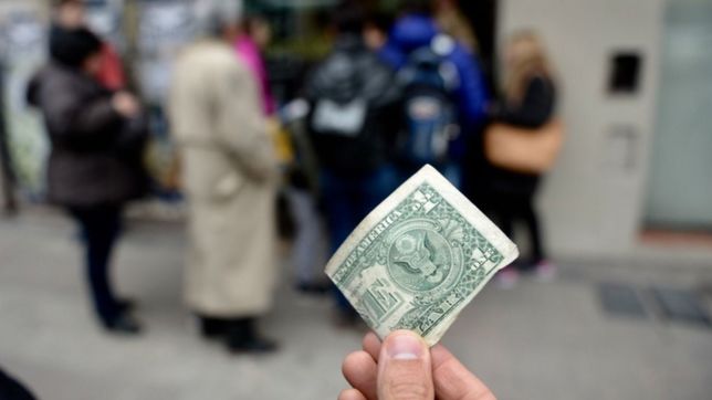 el dolar abrio estable en el debut de la banda de flotacion y se vende a 41,70 pesos