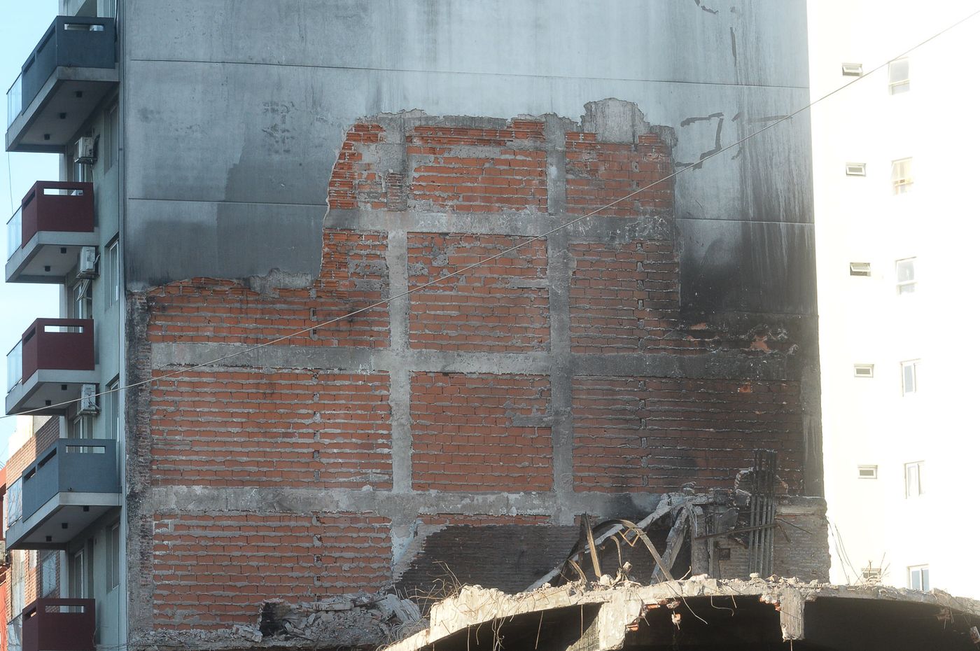 Después de la demolición mecánica, así se ve el depósito incendiado y el edificio lindero