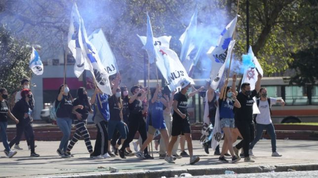 miles de jovenes marcharon en la plata por un nuevo aniversario de la noche de los lapices