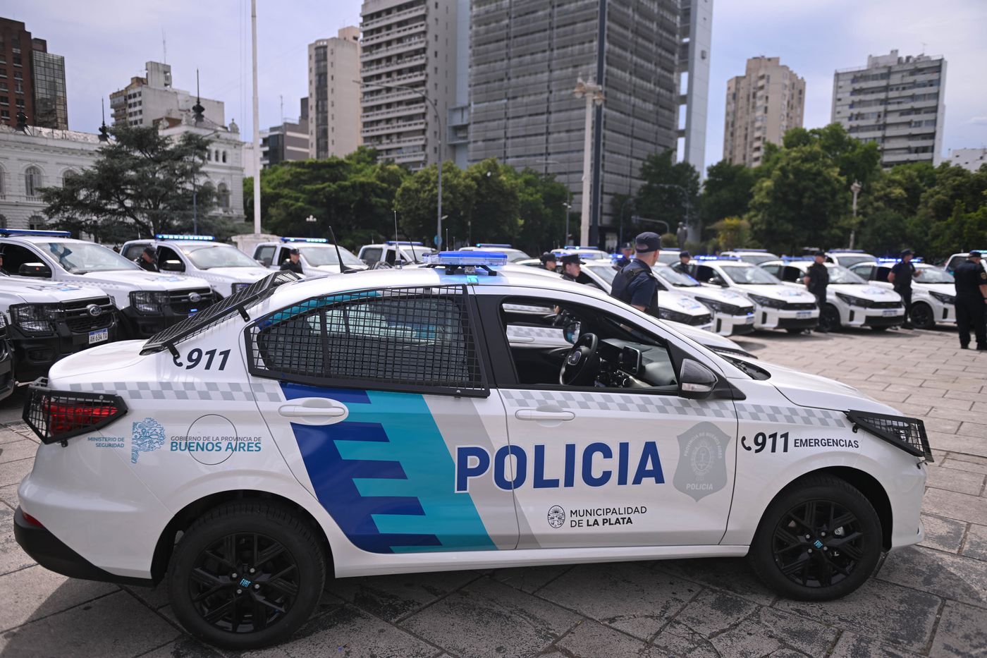 Los nuevos patrulleros que el gobernador Axel Kicillof otorgó a La Plata fueron presentados en Plaza Moreno