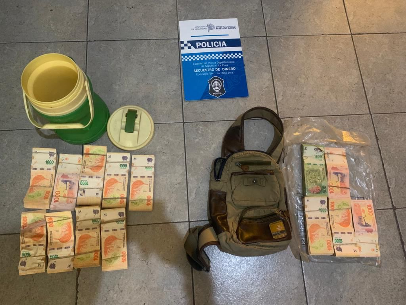 Los sospechosos no pudieron justificar la procedencia del dinero que tenían y terminaron en la comisaría Primera de La Plata. Los sospechosos no pudieron justificar la procedencia del dinero que tenían y terminaron en la comisaría Primera de La Plata.