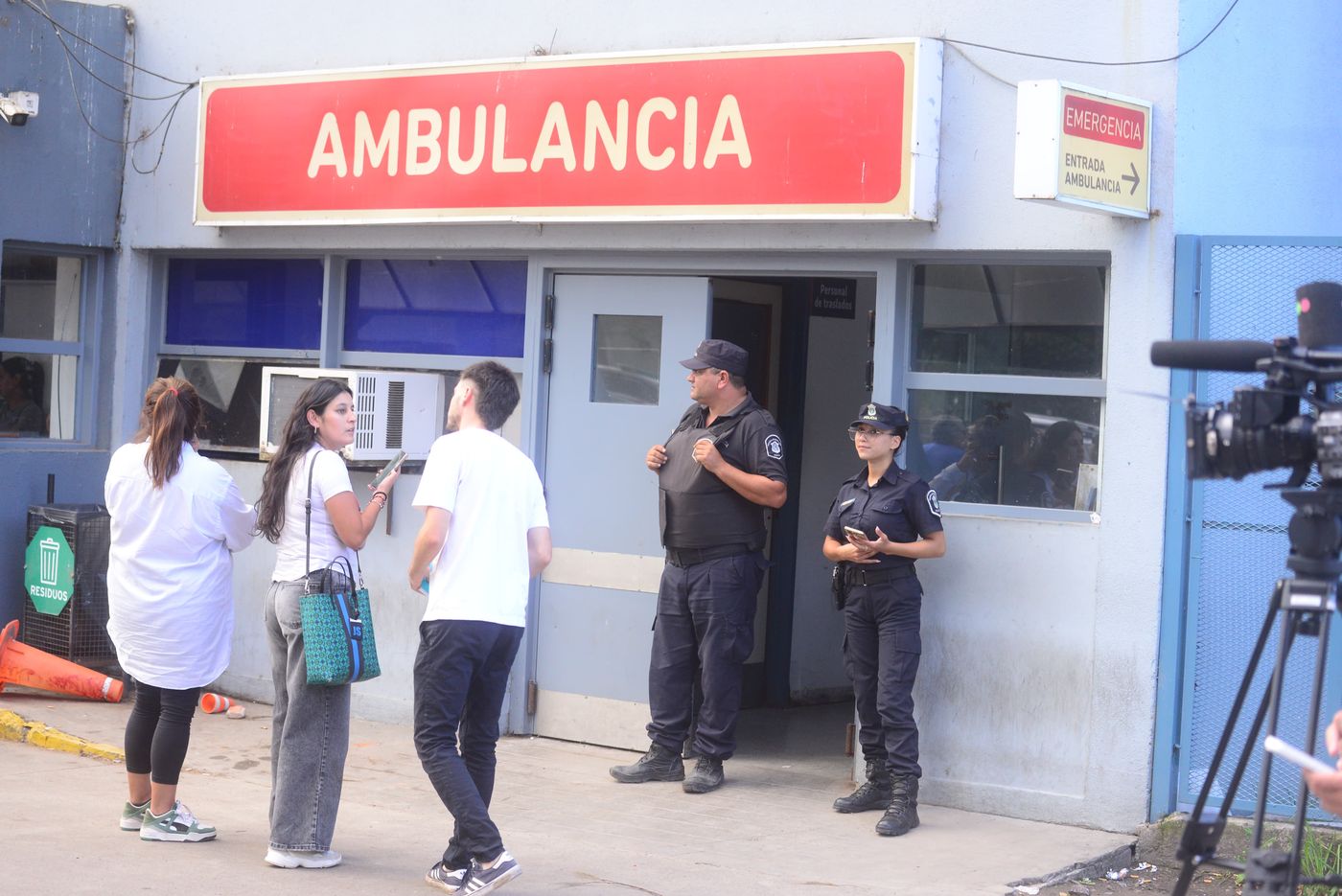 La puerta del hospital de Gonnet fue escenario de un violento enfrentamiento entre barras en el marco de la interna de la UOCRA