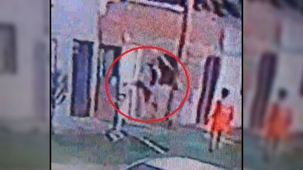 En segundos y a plena luz del día, dos jóvenes dieron un golpe de película en La Plata