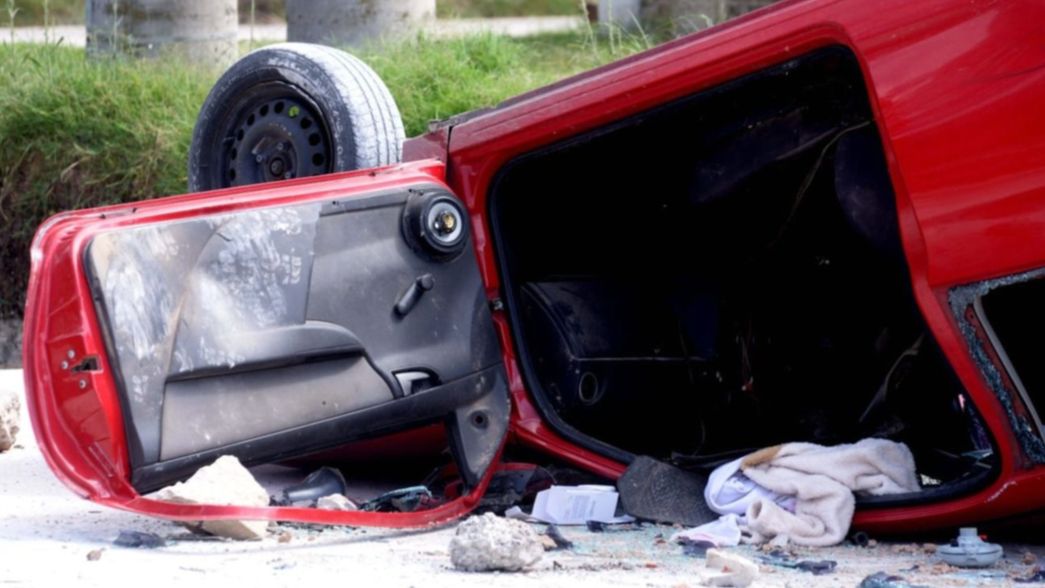 Piedrazos, un auto volcado y un detenido armado en otra pelea de la UOCRA en La Plata
